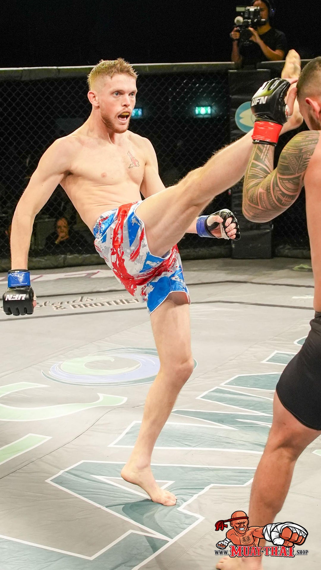 Fighter Isaac Earl is wearing the Union Jack fight shorts in the Octagon ring and makes a high kick to the opponents head
